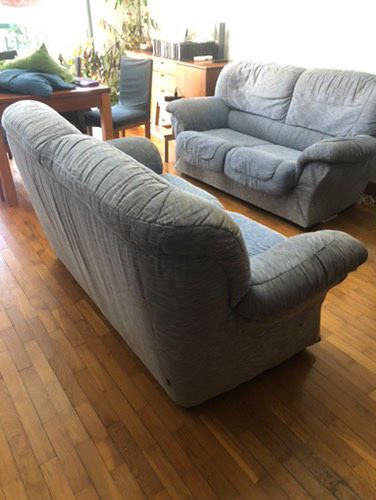 1 sofá azul, bastante usado