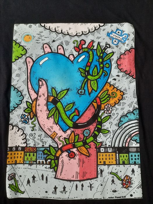 Nowy T-shirt z nadrukiem pracy znanego grafika