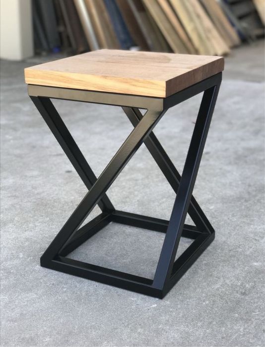 Metalowy taboret / stołek futurystyczny nowoczesny design