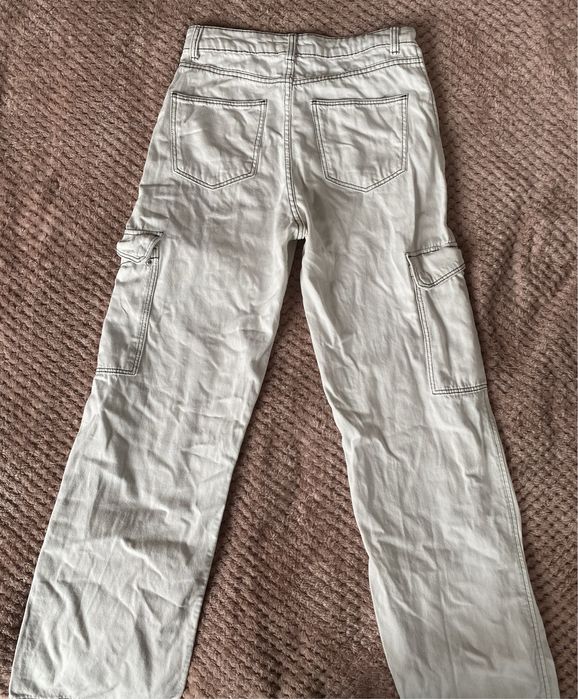 Białe spodnie Bershka