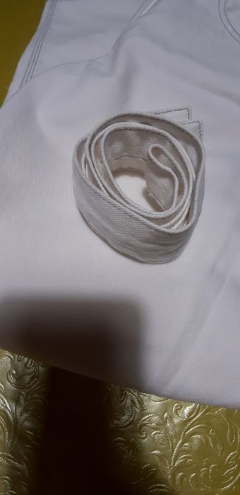 Calças brancas de ganga