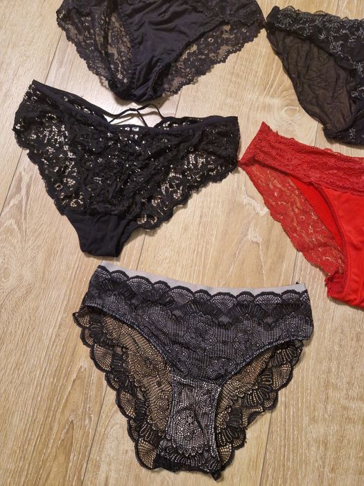 Zestaw koronkowych majtek w bardzo dobrym stanie