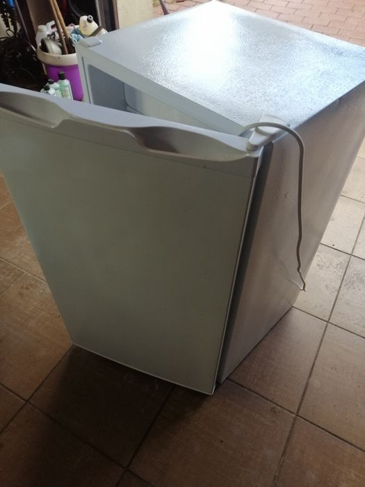 Mała lodówka z zamrażarnikiem.