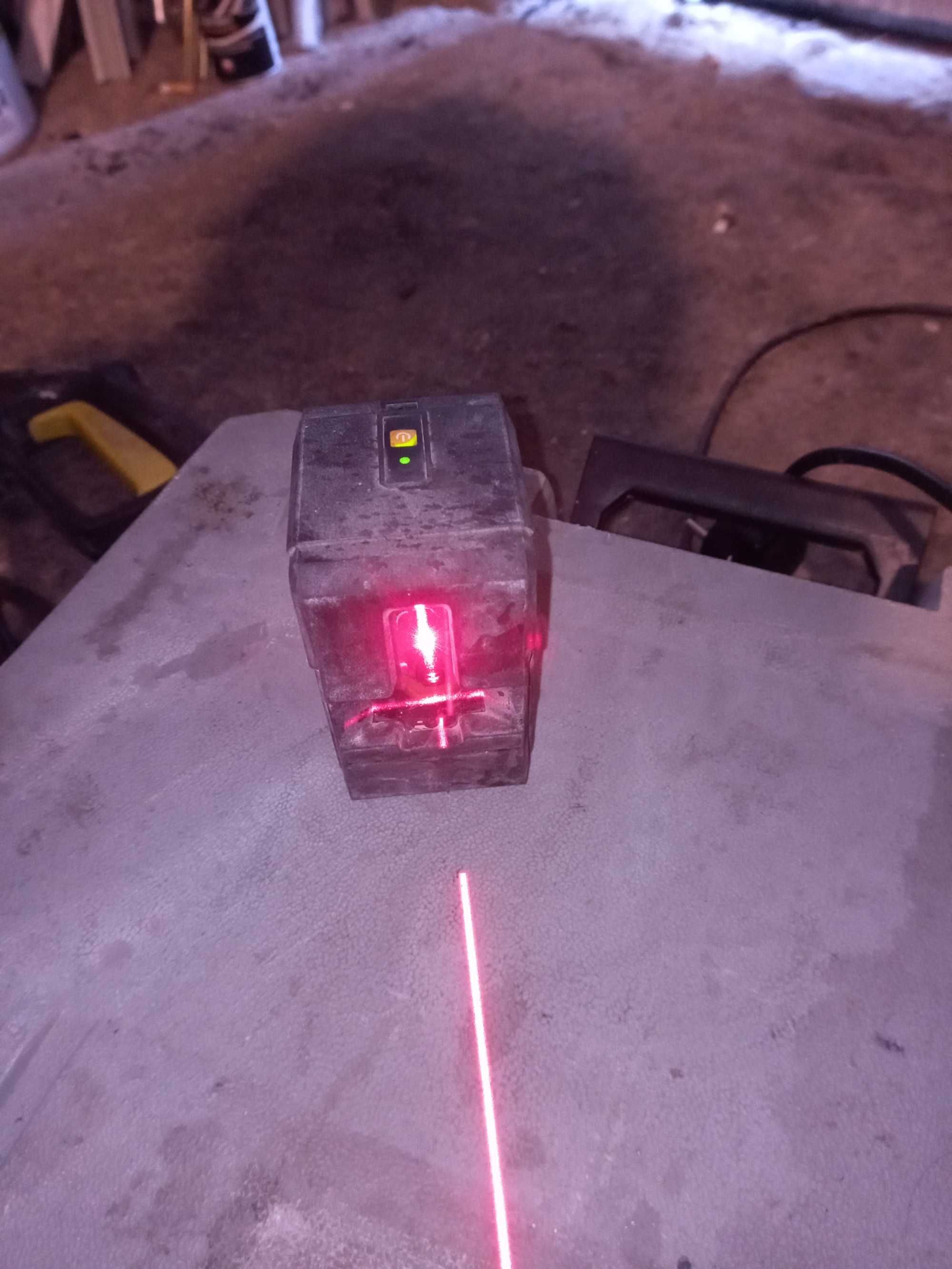 Laser liniowo-krzyzowy na baterie