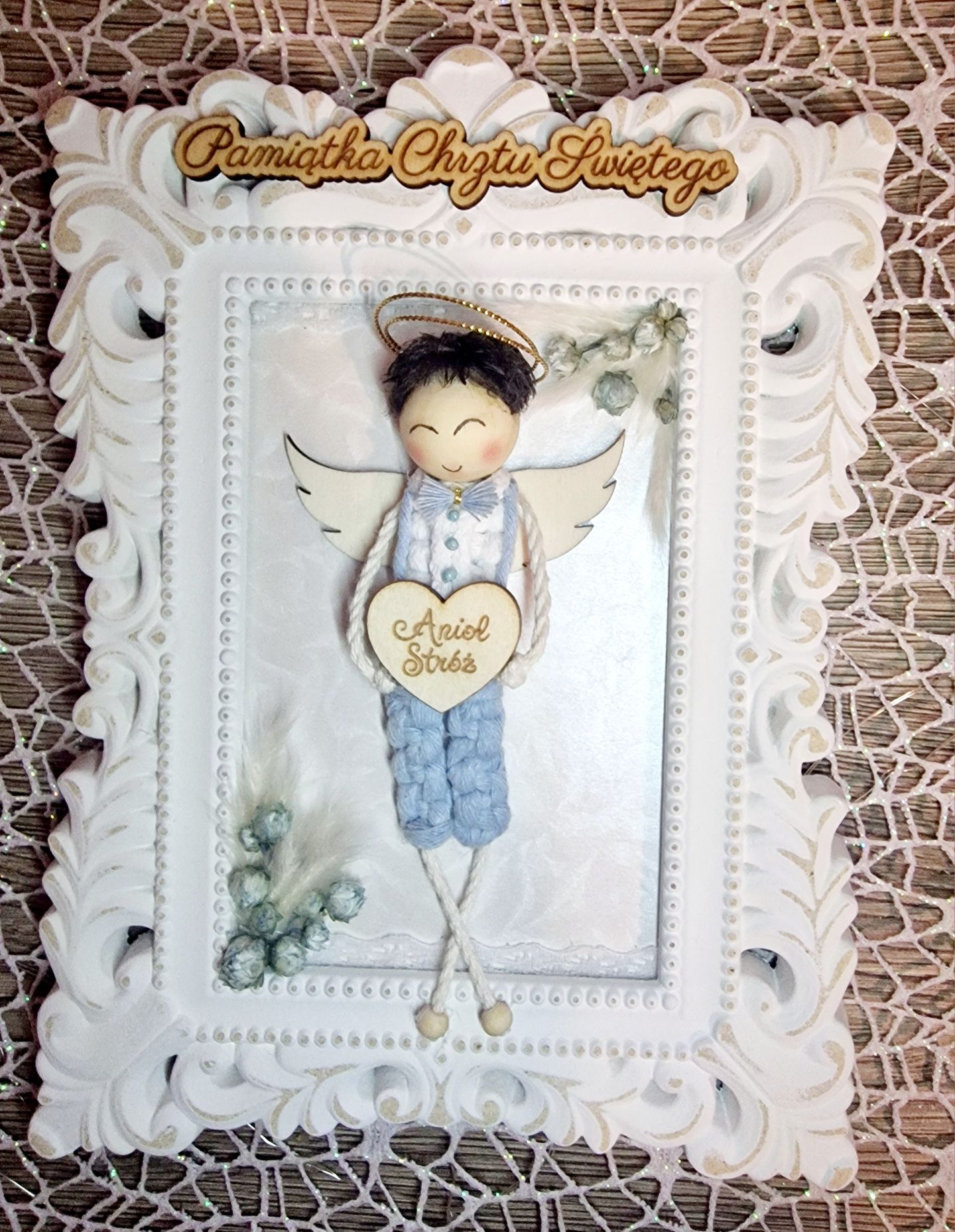 Aniołek w ramce Pamiątka Chrztu Świętego dla chłopca.