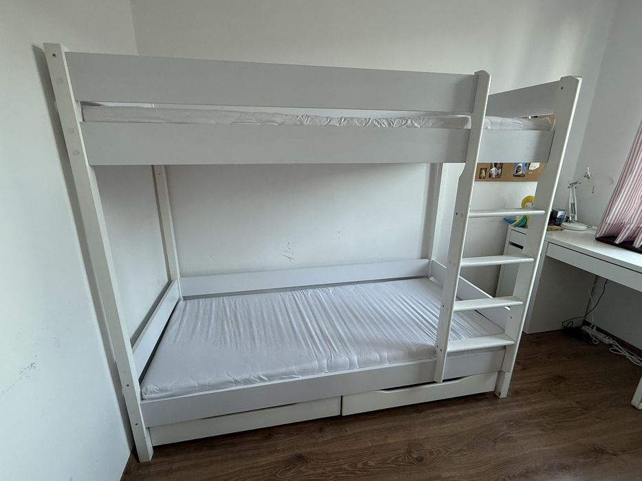 Łóżko piętrowe z materacami