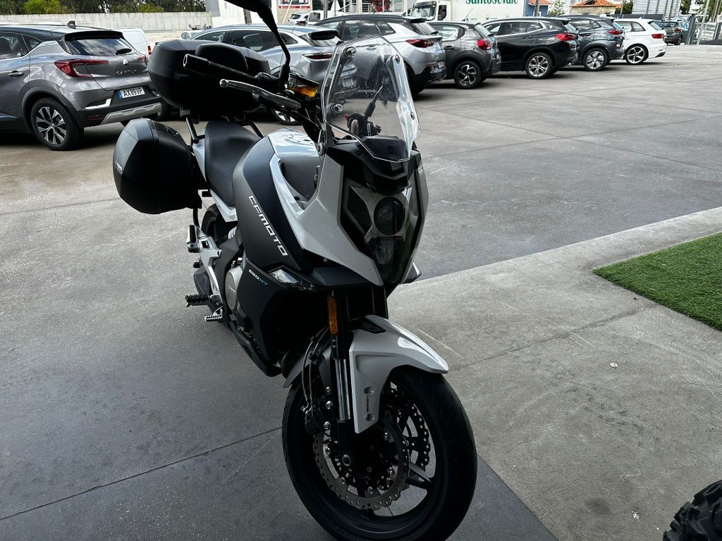 Vendo CFMOTO 650MT impecável.