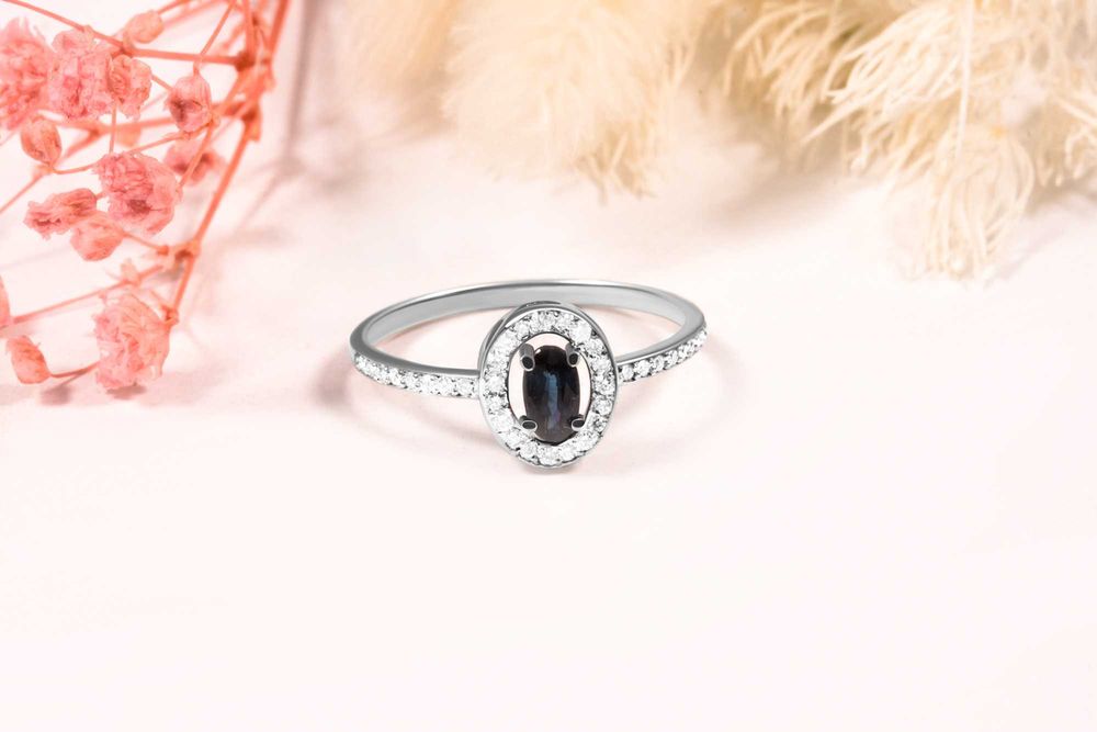 Кольцо из белого золота с сапфиром и бриллиантами