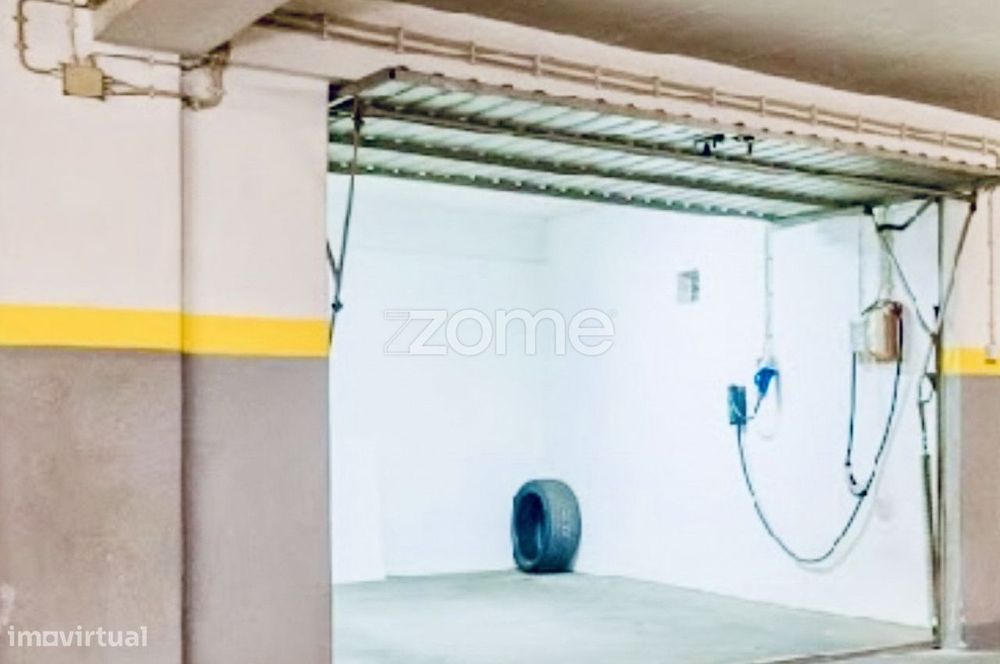 Garagem Fechada com Carregador Elétrico