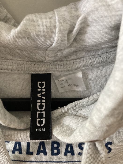 Krótka szara bluza z kapturem i nadrukiem Calabasas H&M