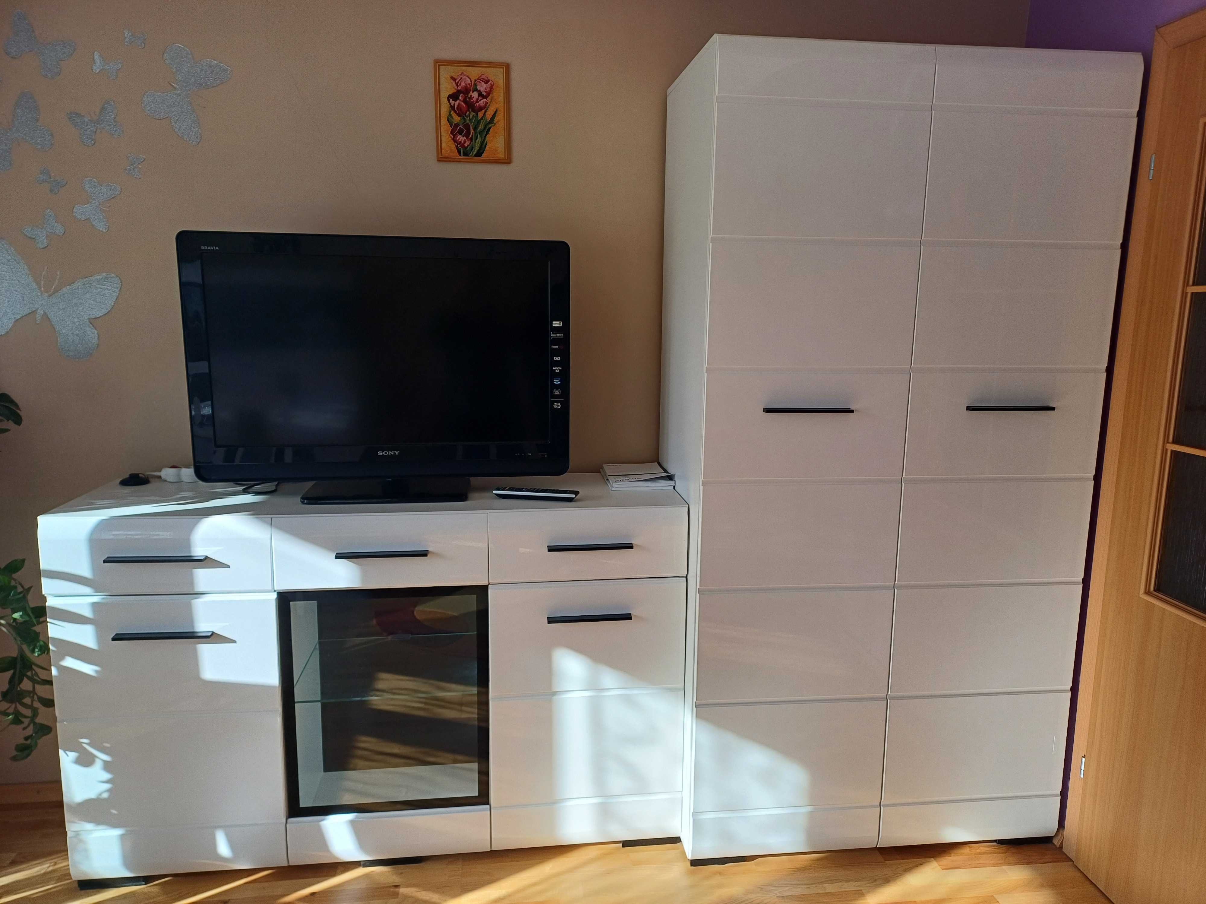 Zestaw białych mebli lakierowanych  + stół i cztery krzesła