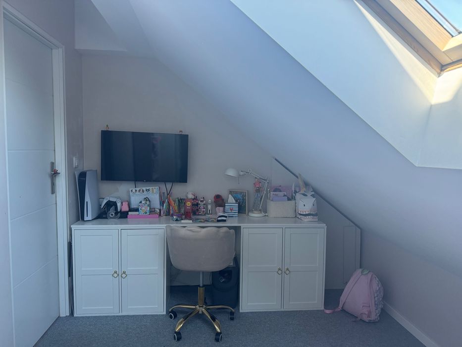 Biurko toaletka dwie szafki z blatem biała szafka złote uchwyty