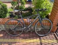 Czarny rower Cube z osprzętem Shimano Deore