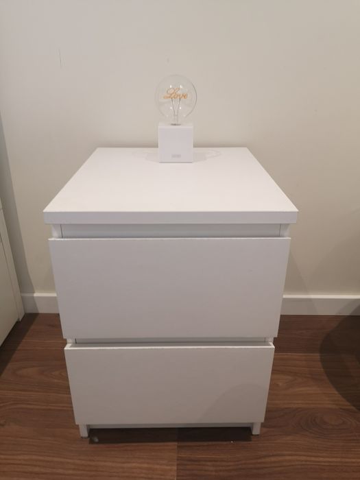 Mesa de cabeceira branca