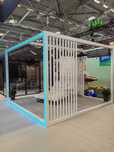 Pergola aluminiowa 4x4 CUBE biała – dach z tkaniny + deska kompozytowa