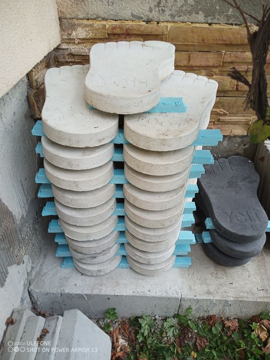 Бруківка-Стопа велетня бетона