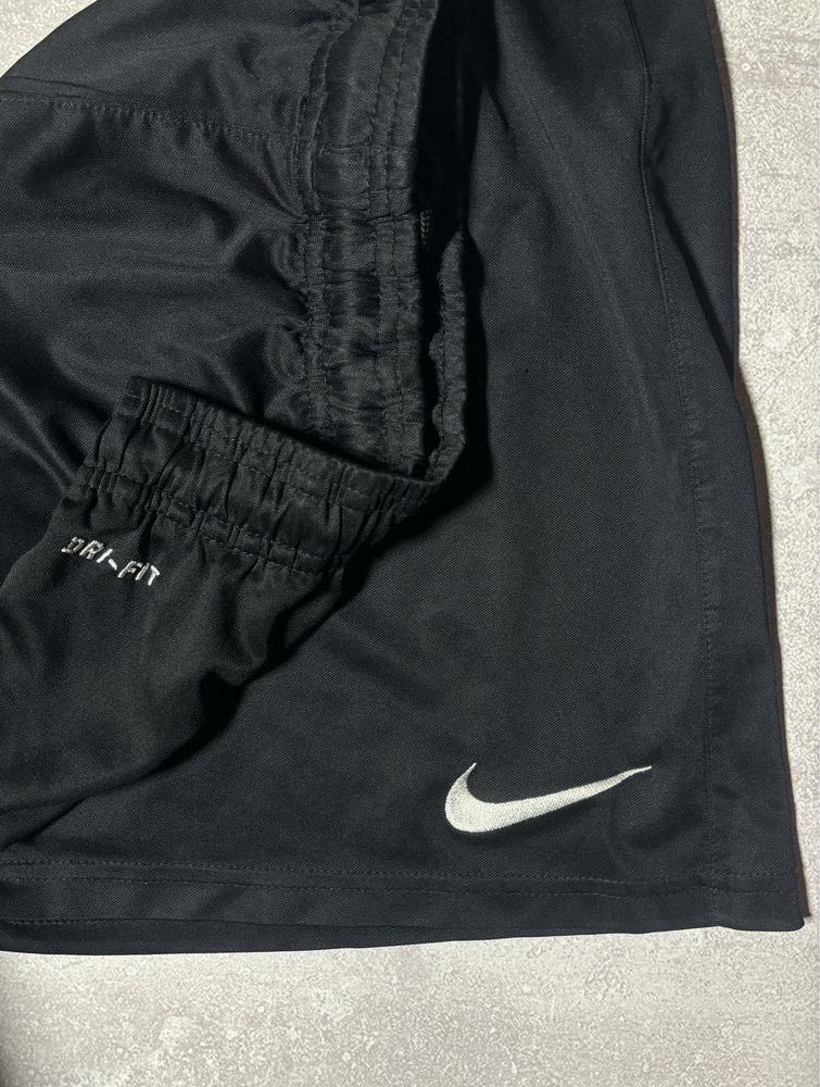 Шорти Nike dri-fit L розмір ідеальний стан (мікро ньюанс по шву)