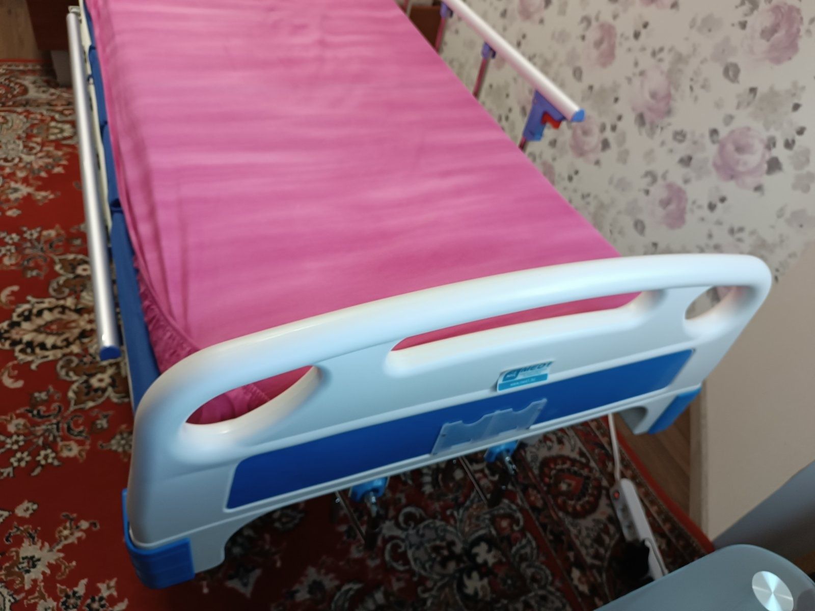 Медичне ліжко MED1-C09. Матрас в комплекті.
+ Тримач під крапе