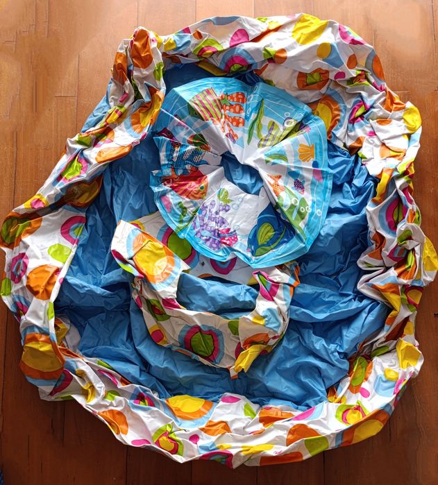 Piscina insuflável + formas plásticas + bóias