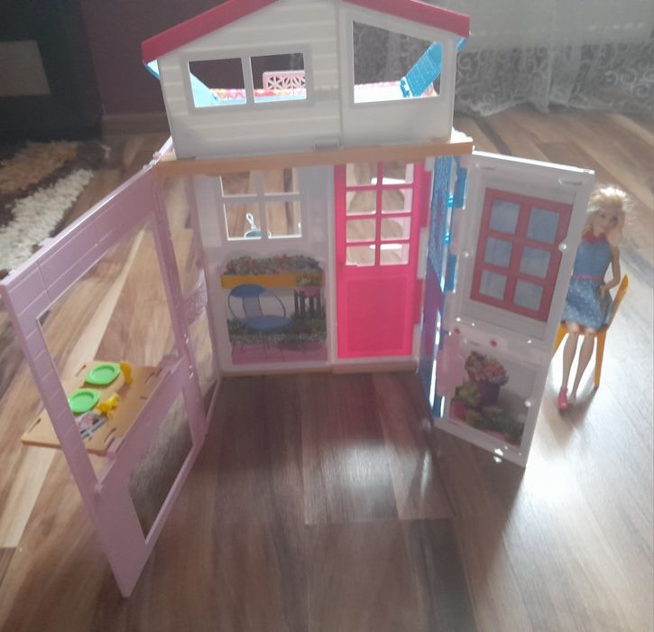 Mattel rozkladany dwupoziomowy domek Barbie