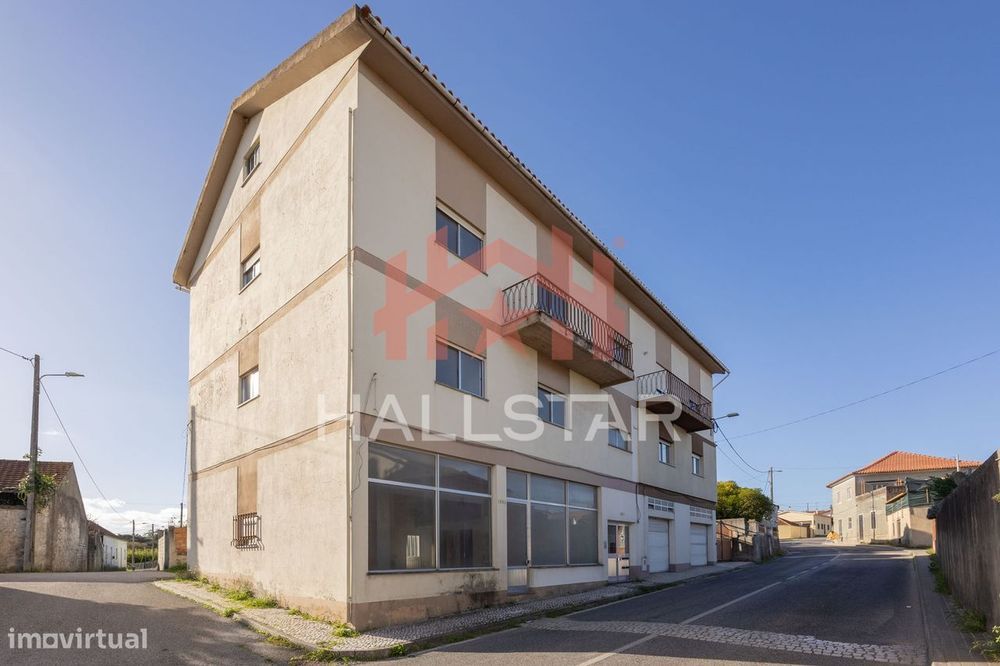 Prédio / 3 Pisos / Loja / 2 Apartamentos T3 / Sótão / Barosa