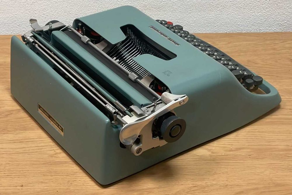 Máquina de escrever Olivetti,  com mala de mão