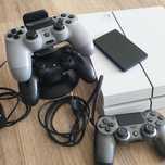 PS4 (biała, 500 GB) + 3 pady + dysk zewnętrzny 2TB + stacja ładująca