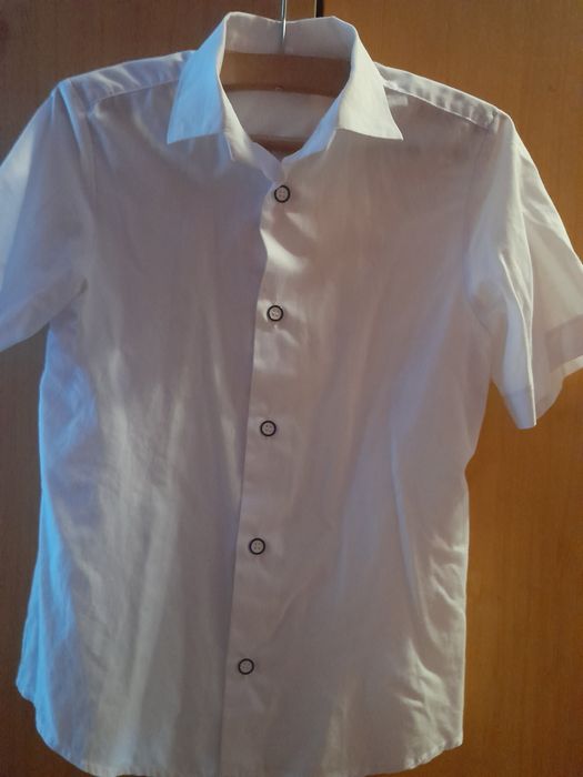 Biała  koszula wizytowa  chłopięca  z  krótkim   rękawem   rozm. 128 .
