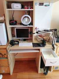 Mesa de estudo com monitor incluído e cadeira de oferta.