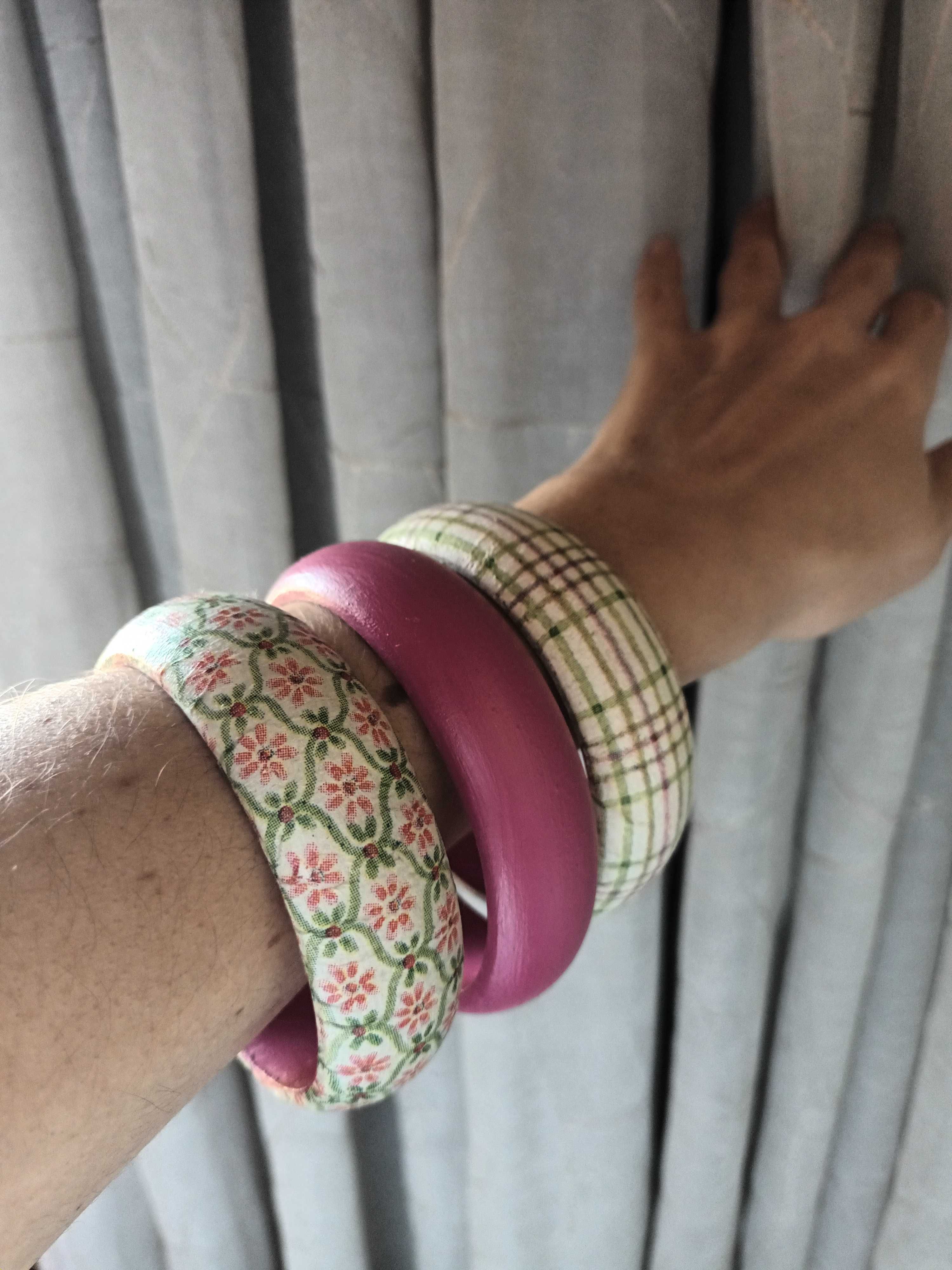 Conjunto de 3 pulseiras rosa com padrões