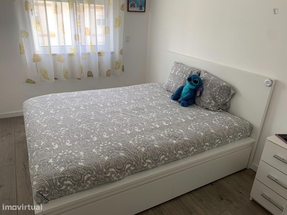 591101 - Quarto com cama de casal em...