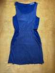 Vestido curto com bolsos.
