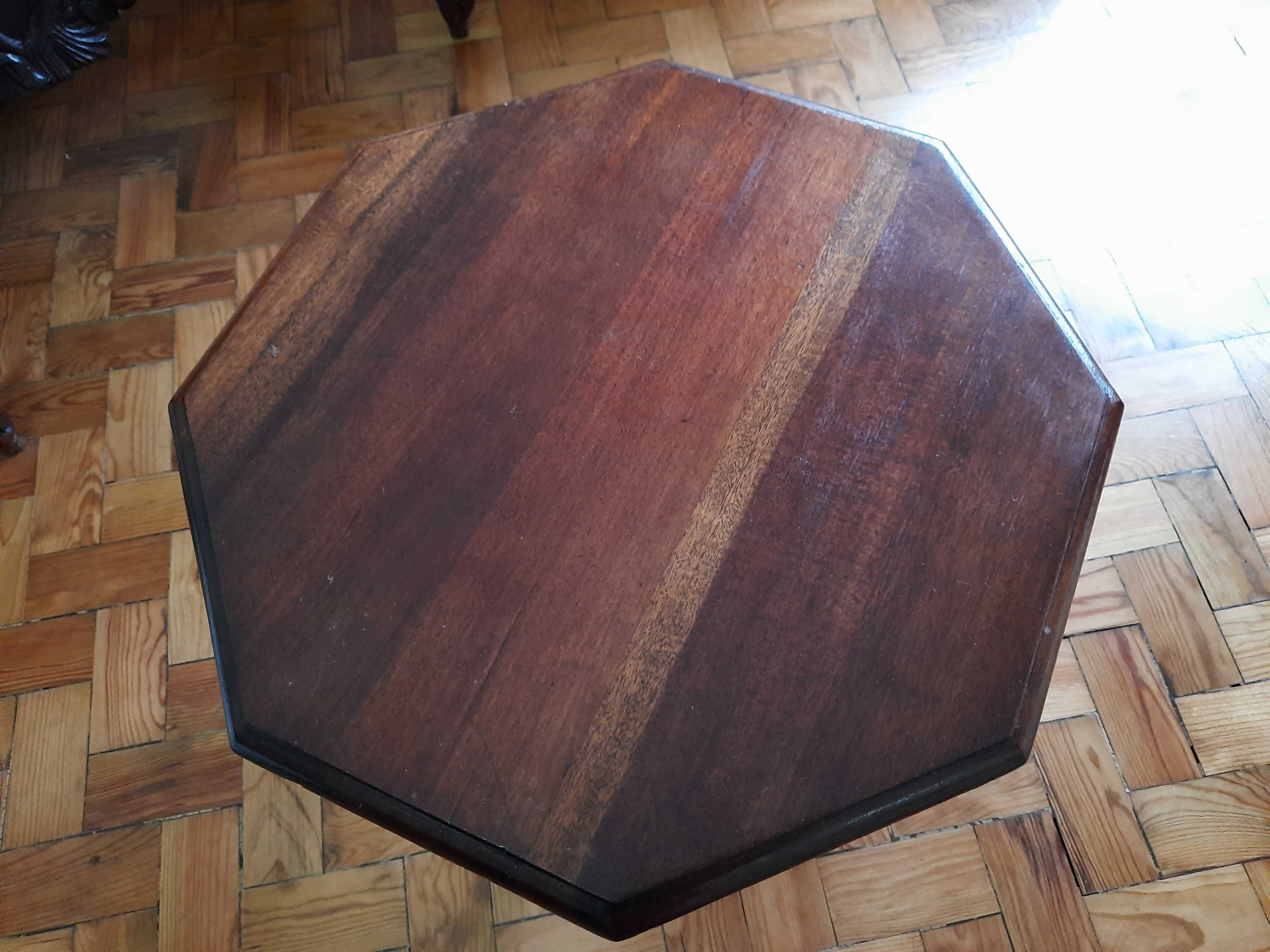 Mesa de apoio em madeira maciça, com pés torneados