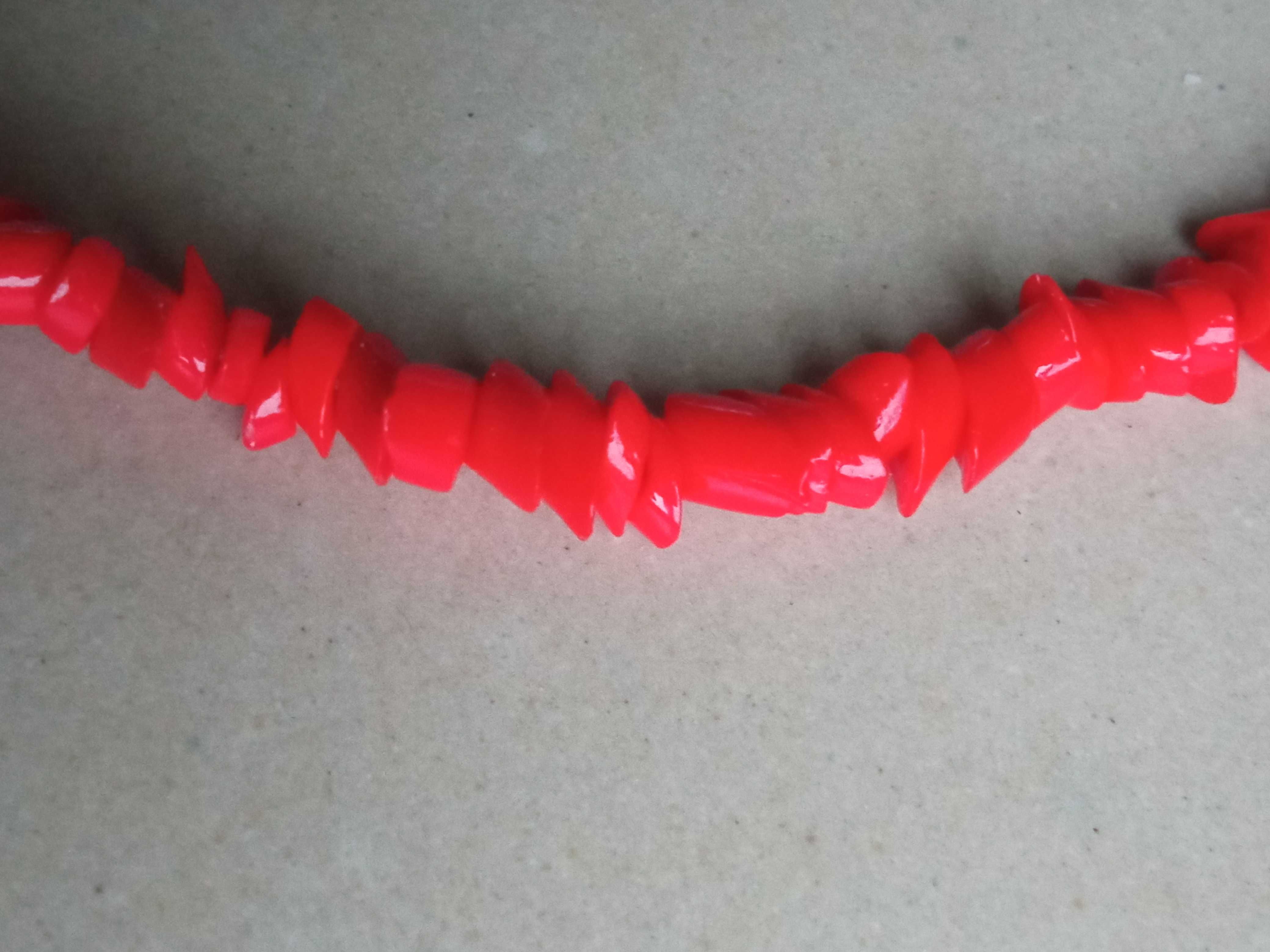 Korale czerwone plastikowe na sznurku 40 cm naszyjnik kolekcje