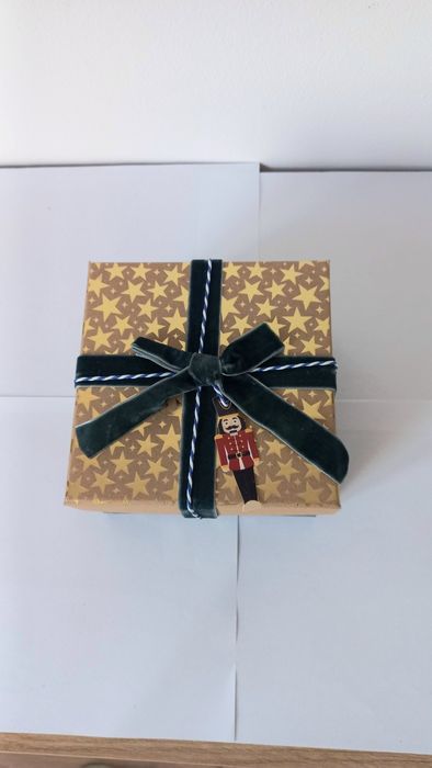 Box prezentowy zielony skarpetki kosmetyki prezent na mikolajki święta