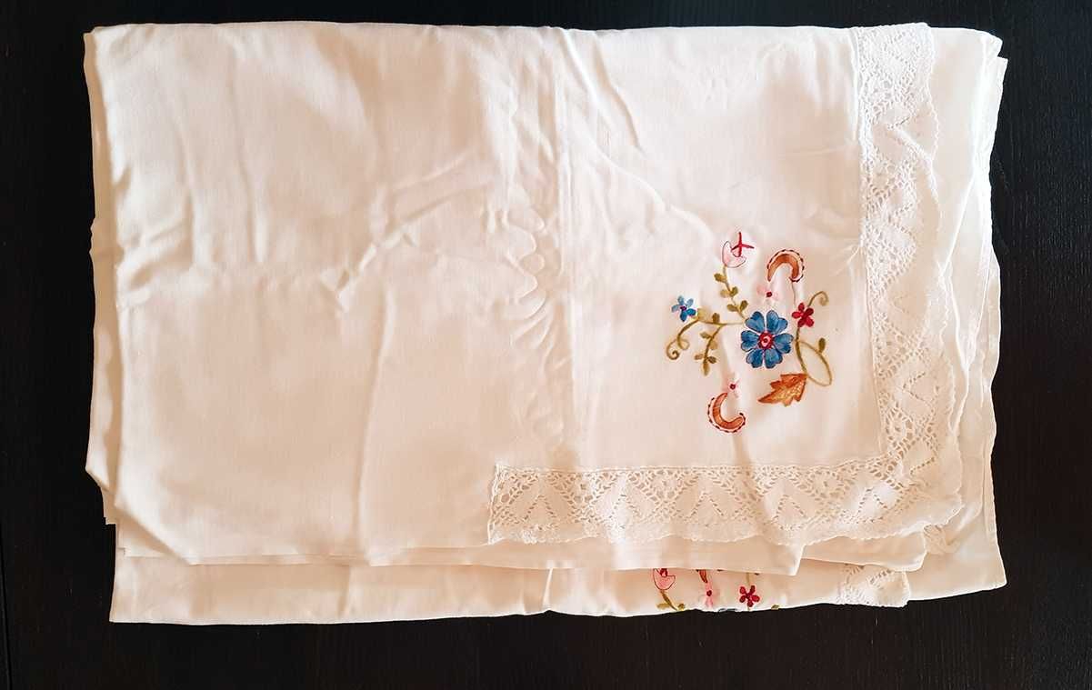 Lençol, fronhas e travesseiro com bordados à mão - flores