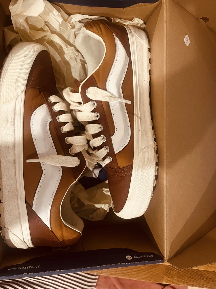 Vans Knu Skool cor marrom com dois atacadores