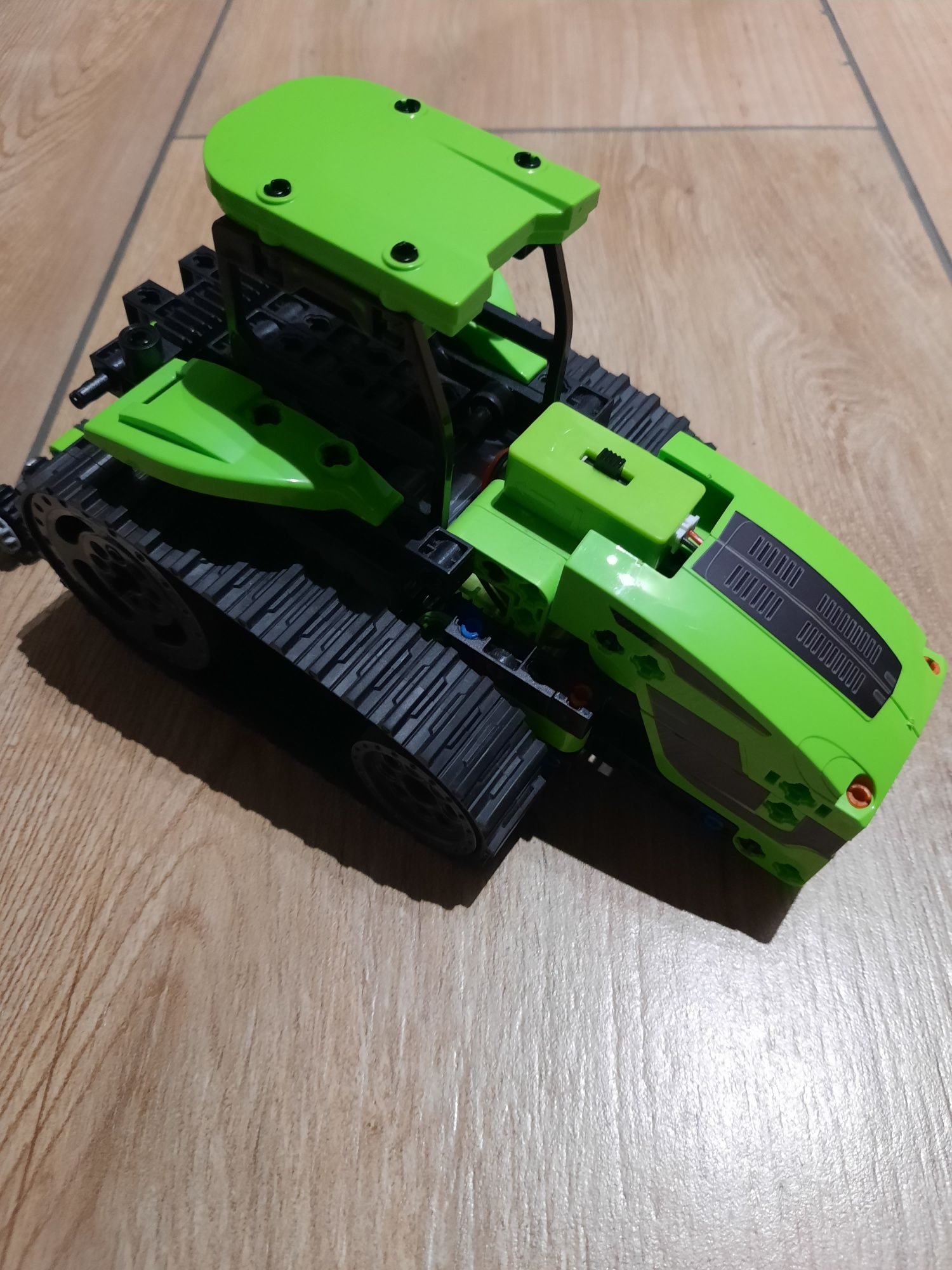 Clementoni traktor ciągnik gąsienicowy jeżdżący