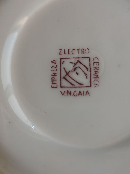 Chávenas "Empresa Electro Cerâmica V.N.G.".