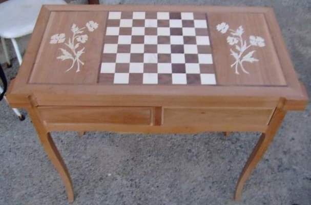 Mesa de jogo em embutidos