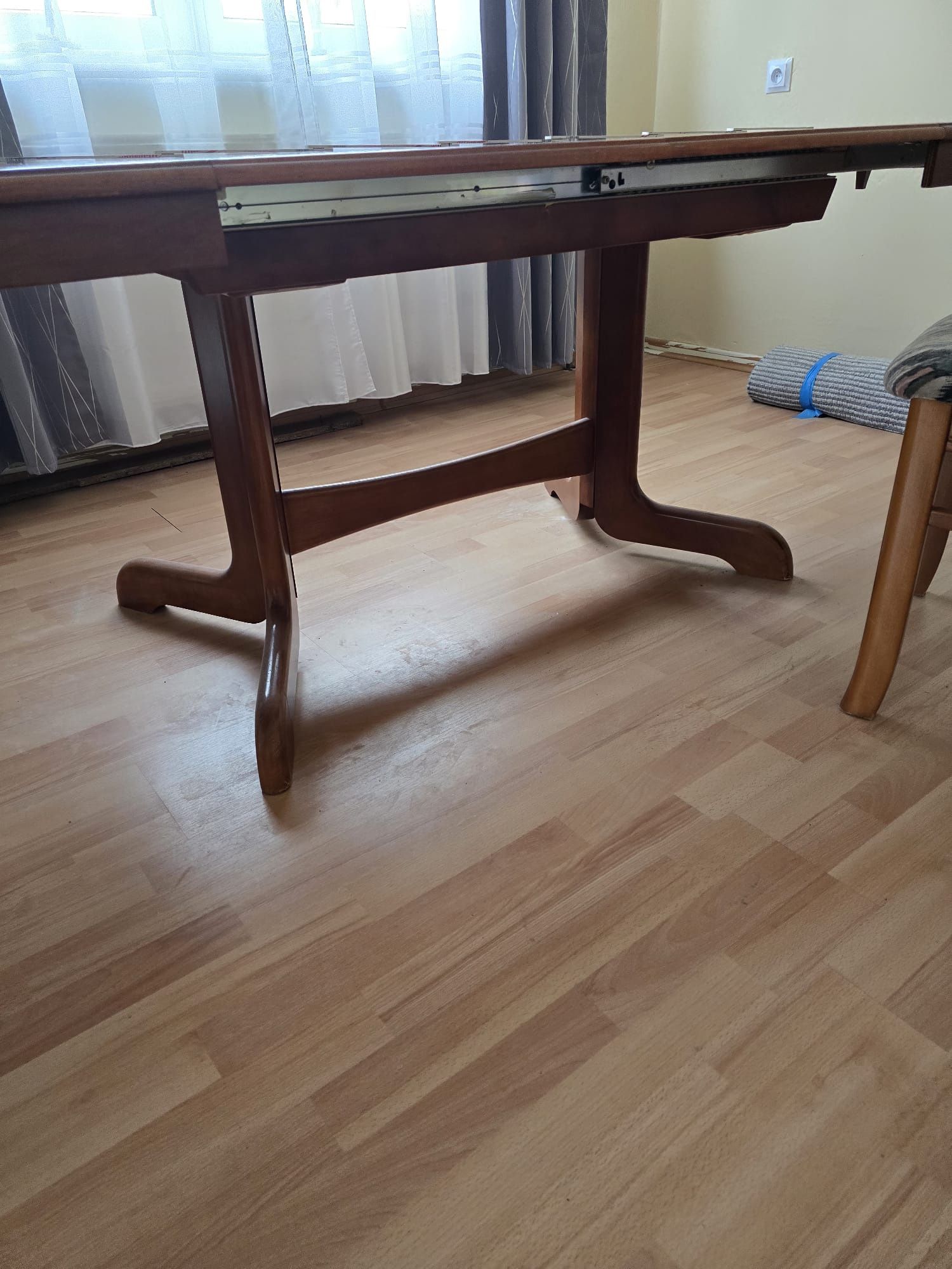 Stół drewniany z krzesłami
