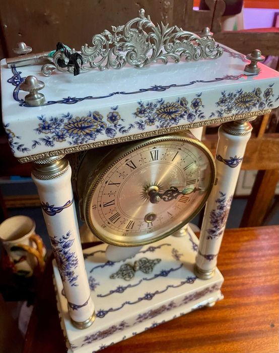 Relógio de pêndulo em porcelana