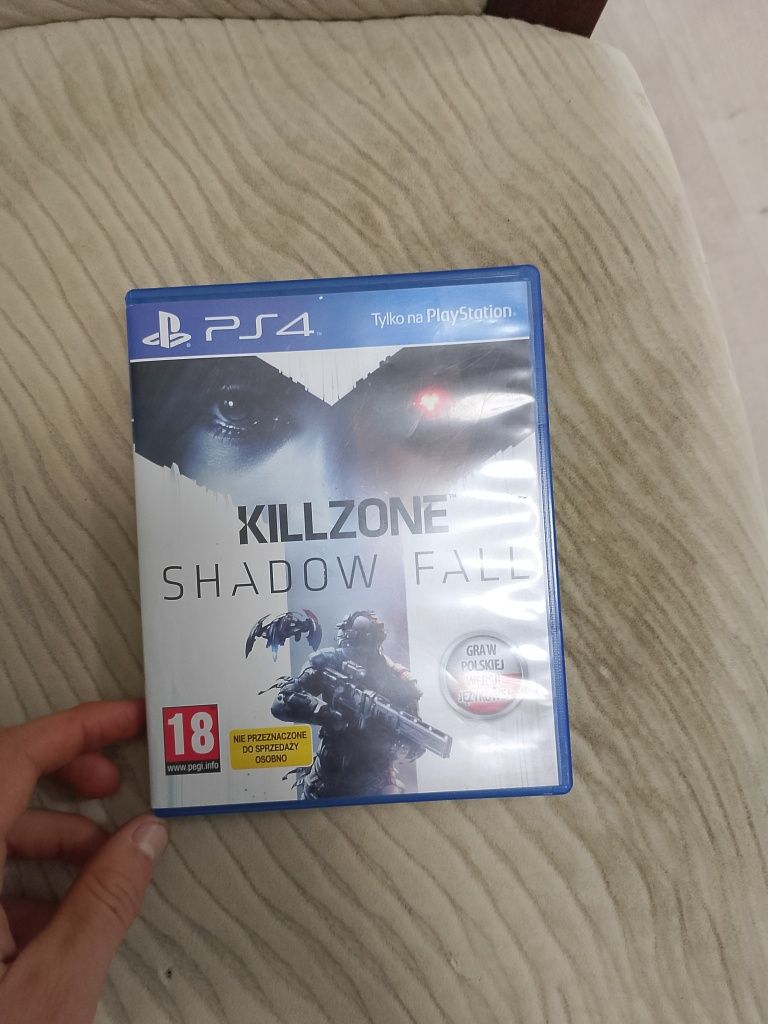 Dwie gry na ps 4.