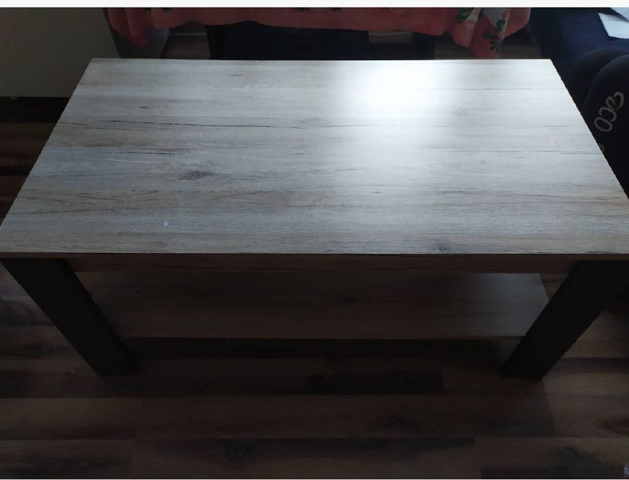 Stolik z półką u dołu.