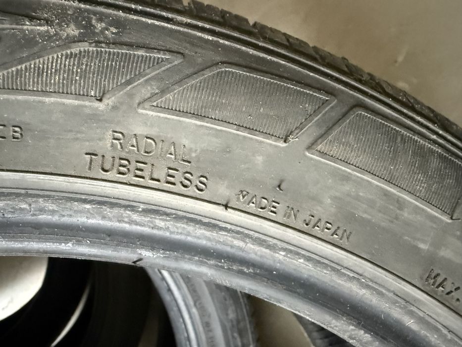 Продам резину Dunlop 235/45/18