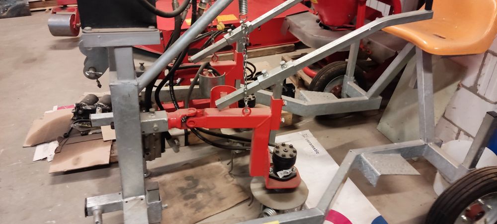 Pielnik hydrauliczny ze zbiornikiem oleju i przystawką boczną