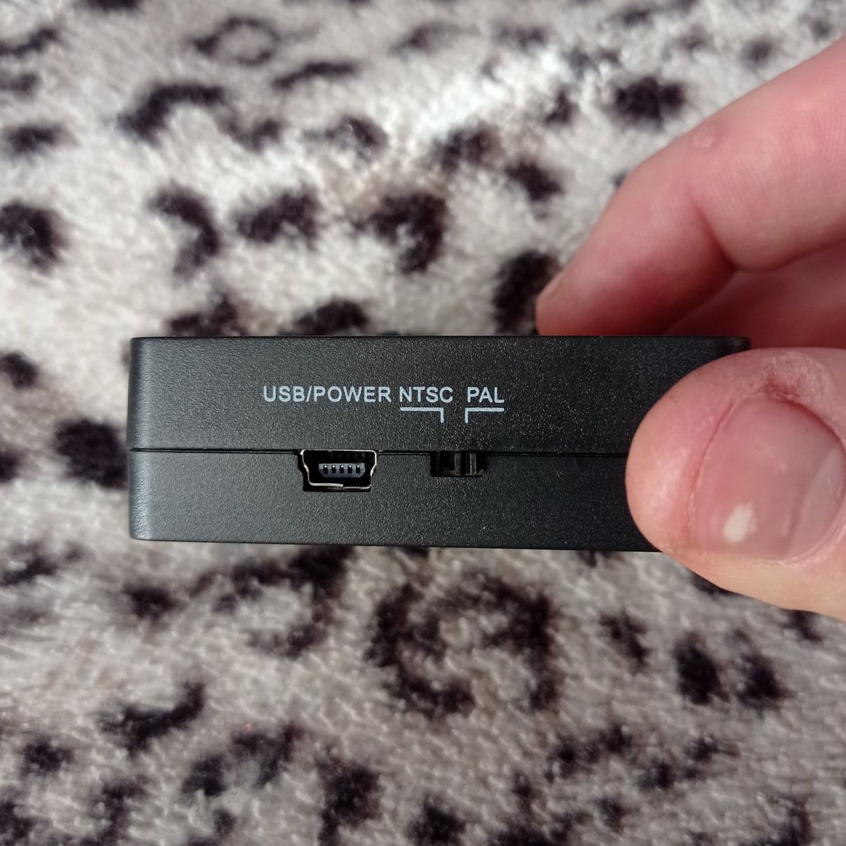 Конвертер з HDM на AVI в комплекті HDMI і AVI кабелі