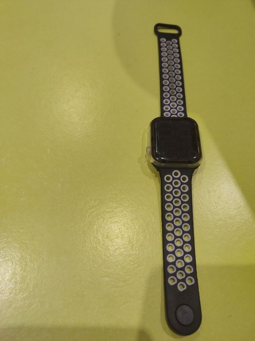 Годинник,розумний годинник Apple Watch.