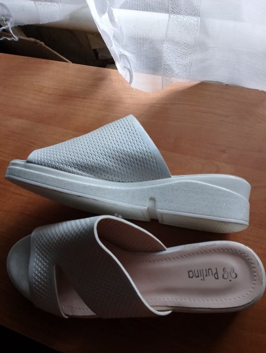 Шльопанці на танкетці