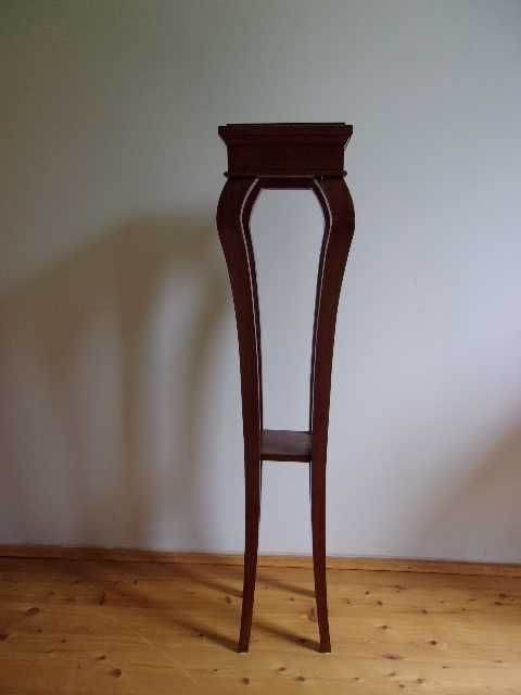 Gustowny kwietnik, postument, pomocnik